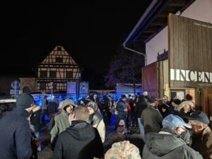 Moment convivial autour d'un vin chaud après les Illuminations du Sapin 2025