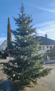 Sapin des écoles décoré 2025